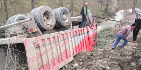 Yol çöktü, taş yüklü kamyon dereye yuvarlandı