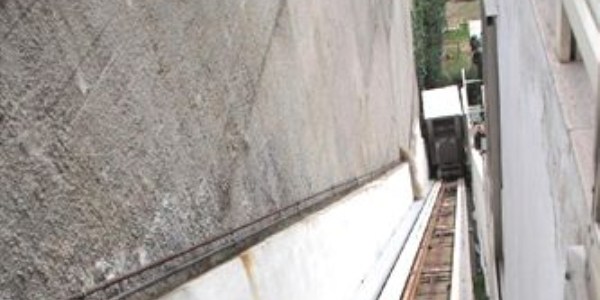 Tamire gittiği asansörün altında kaldı