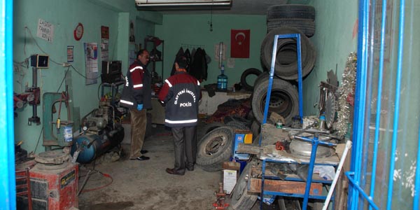 Emekli astsubay silahını temizlerken kendini vurdu