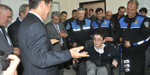 Arkadaşlarının harçlıkları, Mustafa'nın engellini kaldırdı