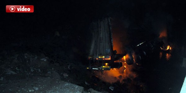 Tuğla yüklü TIR alev alev yandı