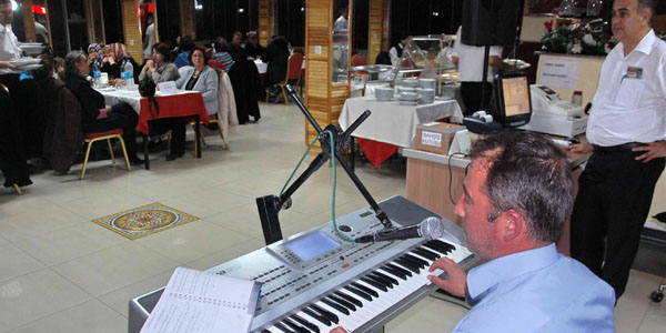 Gönüllerince eğlenmek isteyenler Eynal kaplıcaları restorana koşuyor