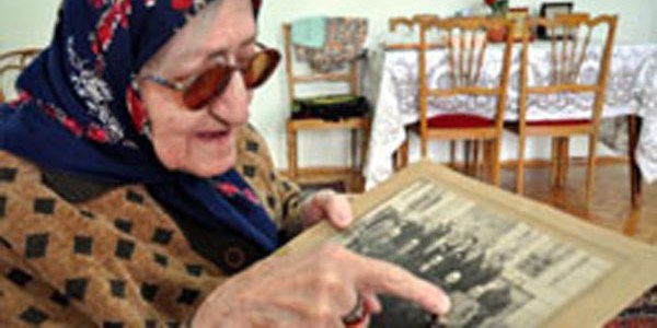 Evlerin kap�s� gelin gibi s�slenirdi