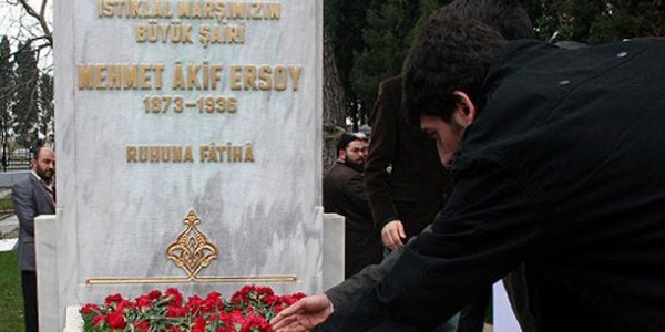 Mehmet Akif Ersoy anlyor