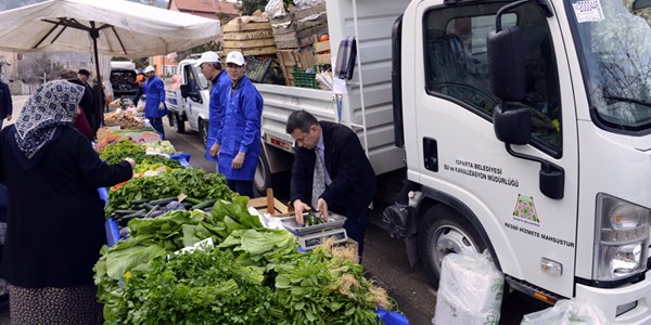 Belediye personeli pazarda 'tezgah' a�t�
