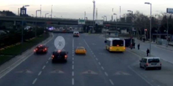 �arpt��� kad�n� �l�me terk etti!