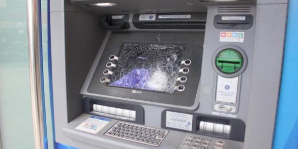 Hesab�na para yat�r�lmay�nca 4 ATM'nin cam�n� k�rd�