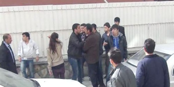 Gençlerden sokak kavgası