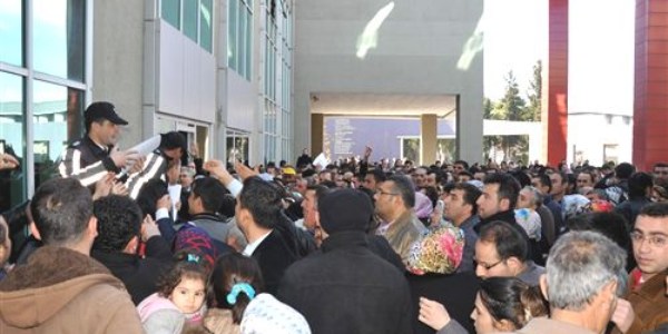 Ucuz konut için vatandaşlar Şahinbey belediyesine akın etti