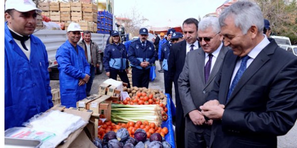 Belediye çalışanı manav oldu
