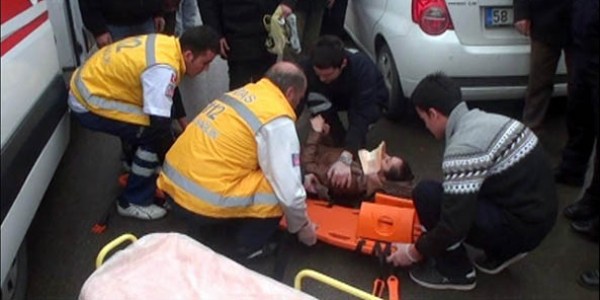 Bayan sürücü genç kıza çarptı, sinir krizi geçirdi