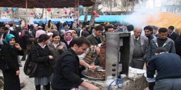 Suriyeli öğrencilere tavuk döner