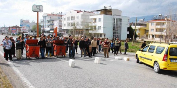 Sel mağdurları yol kapattı