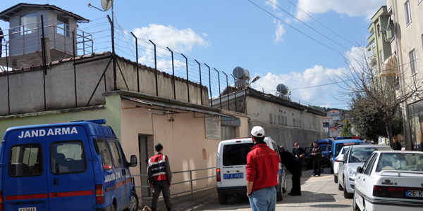 Yalova Cezaevi'nde isyan giri�imi