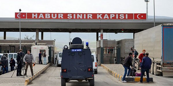 Serbest bırakılan kamu görevlileri Türkiye'ye giriş yaptı/ Video