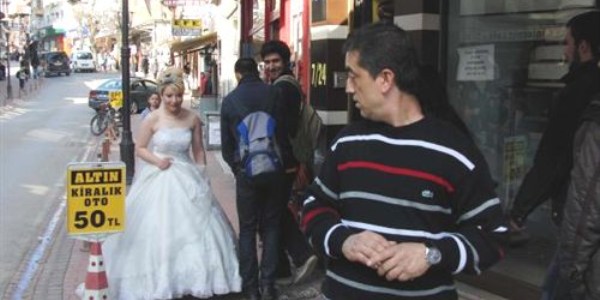 Kiraladığı gelinliği giyerek sokaklarda gezdi