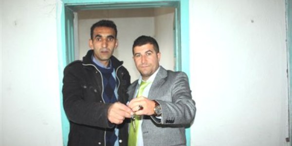 Hayırsever iş adamından muhtaç aileye ev yardımı