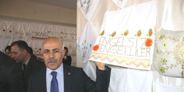 Iğdır'da engellilerin el emekleri sergilendi