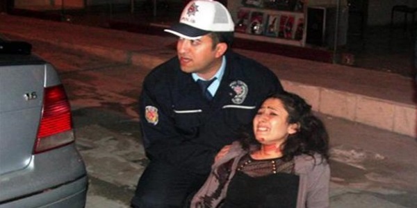 Cinnet getiren adam, eşini vurdu, oğlunu rehin aldı