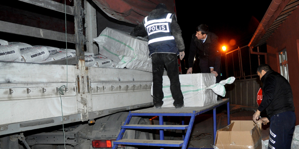 Çimento yüklü tır'dan kaçak sigara çıktı