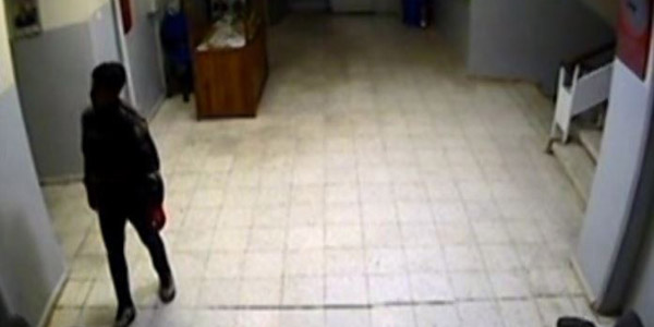 Çalacak bir şey bulamayınca binadan ayrıldı