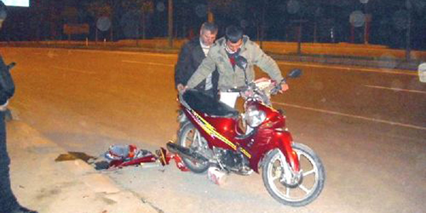 Motosikletle komşusunun otomobiline çarptı: 2 yaralı