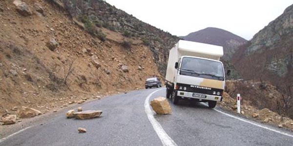 Artvin'de karayoluna düşen kaya parçaları sürücülere zor anlar yaşatıyor