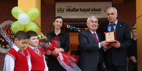 Oğullarının adına kütüphane yaptırdılar