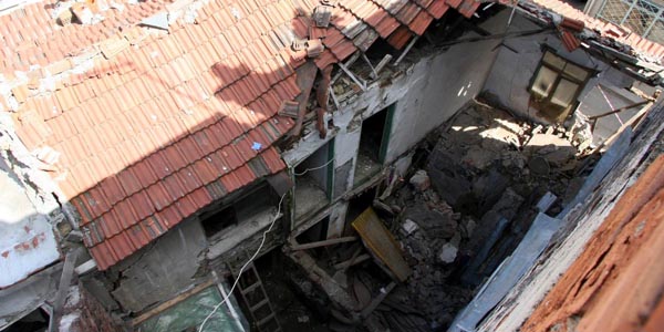 Çöken binanın altında kalmaktan camdan atlayarak kurtuldu