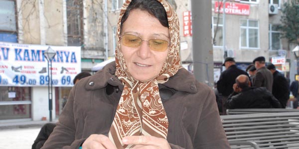 El işiyle 20 öğrenci okuttu