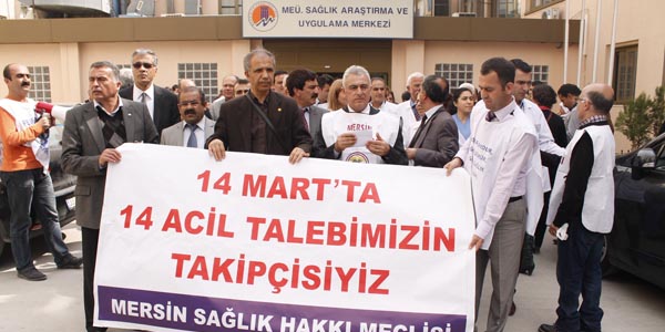 Sağlık çalışanları 'Tıp Bayramı'nda yürüdü