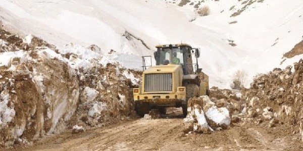 Heyelan, Yüksekova-Şemdinli karayolunu kapattı