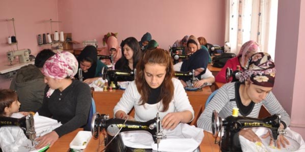 Şırnaklı kızlar öğrenirken kazanıyor