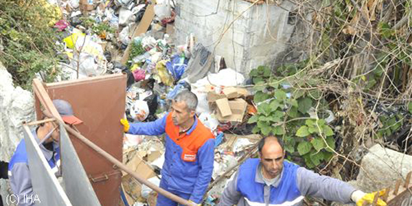 Çöp evden 3 kamyon 'çöp' çıktı