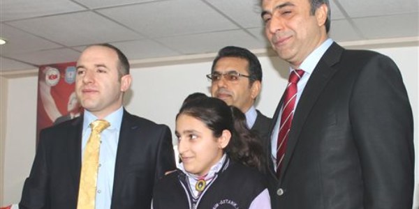 Siirt Emniyet M�d�rl���'nden SBS'ye haz�rlanan ��rencilere kitap ve cd deste�i