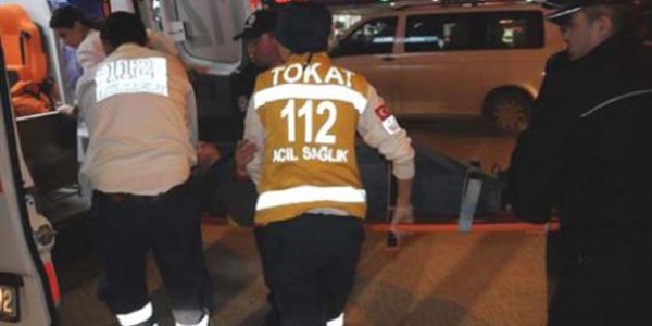 K�z arkada��n� sokak ortas�nda b��aklad�
