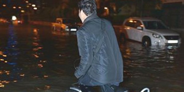 �zmir'de deniz ta�t� ara�lar sular alt�nda kald�