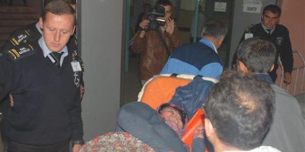 �ndi�i servis minib�s�n�n alt�nda kald�