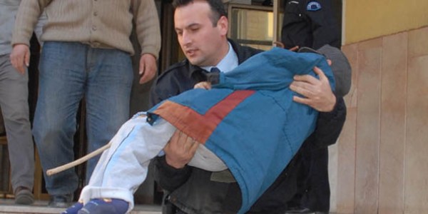 Y�r�yemeyen �ehidi kuca��nda ta��yan polis ay�n polisi se�ildi