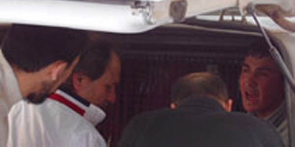 �nversiteli genci sat�rla yaralad�lar