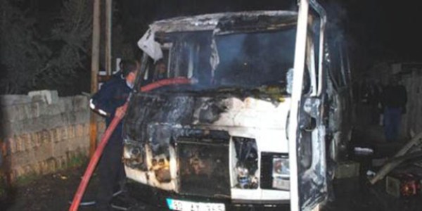 Ad�yaman'da park halindeki min�b�s kundakland�