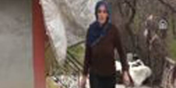 Herg�n bir avu� toprak yiyor