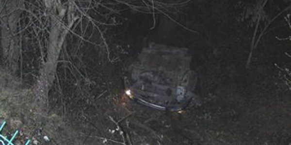 Otomobil dereye yuvarland�: 1 yaral�