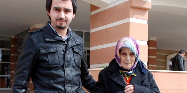 �nce d�vd�, sonra gasp etti, ard�ndan �z�r diledi