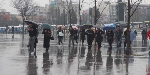 Bursalılar yağmurlu güne uyandı