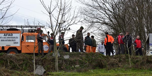 AFAD ekibi dağ taş kayıp şahsı arıyor