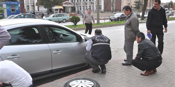 Bafra'da 5 aracın lastiği kesildi
