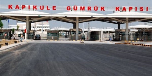 İki polis uyuşturucu ihbarlı aracı gümrükten kaçırdı