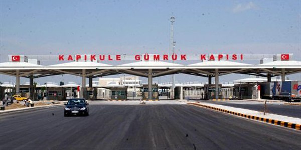 İki polis uyuşturucu ihbarlı aracı gümrükten kaçırdı