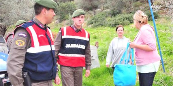 Ormanda kaybolan İngiliz turistleri jandarma buldu